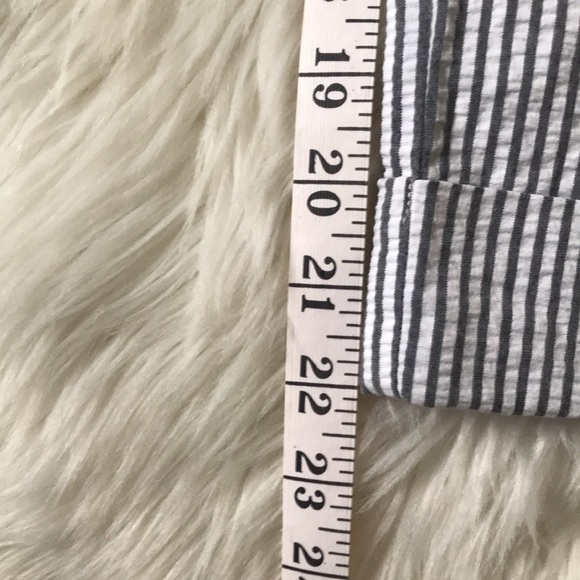 π 10/$10 π LIZ CLAIBORNE Capri Seersucker Pant, Gray & White Size 8 - Picture 8 of 16